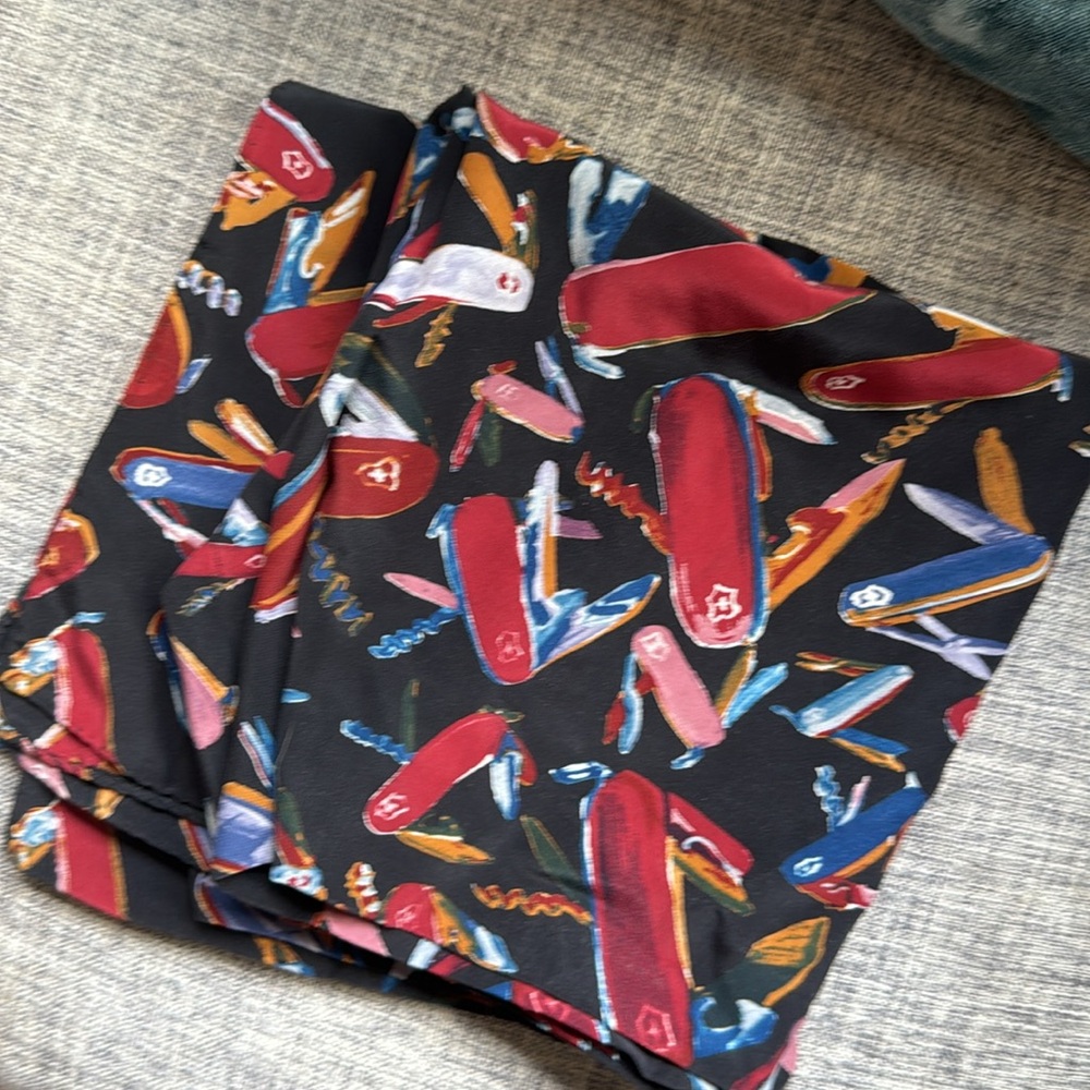 Victorinox/ swiss army  100% silk collectors scarf 35 x 33